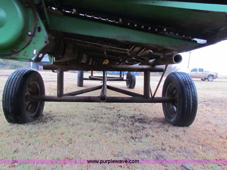 image for item H7264 John Deere 843 corn head