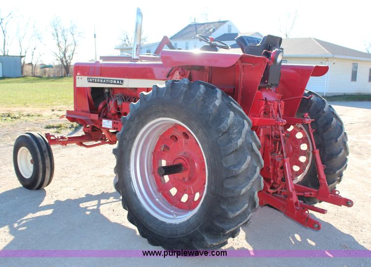image for item H7894 1968 International 756 tractor