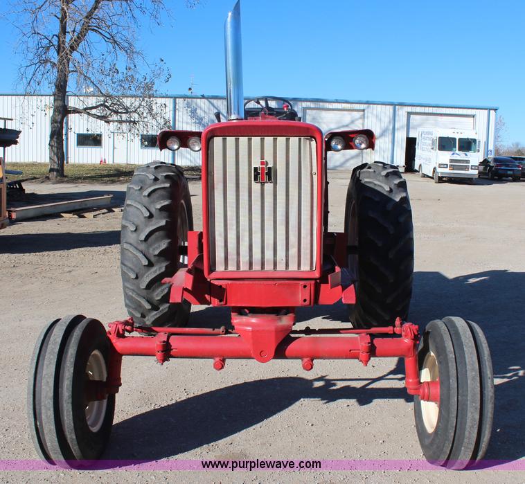 image for item H7894 1968 International 756 tractor