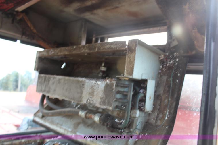 image for item H7896 1979 Massey-Ferguson 760 RWA combine