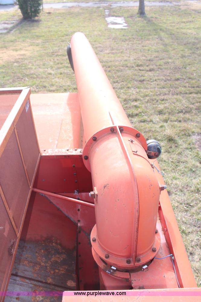 image for item H7896 1979 Massey-Ferguson 760 RWA combine