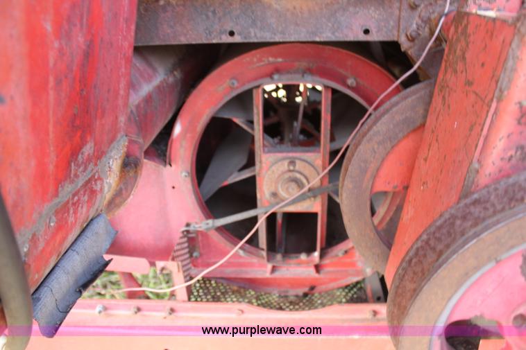 image for item H7896 1979 Massey-Ferguson 760 RWA combine