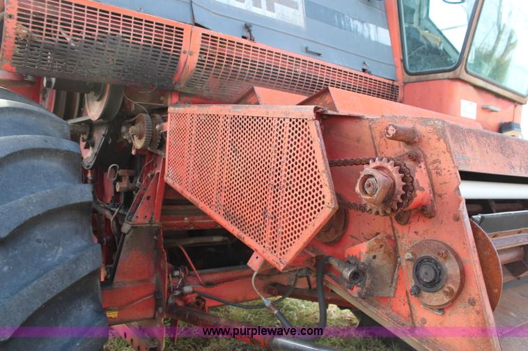 image for item H7896 1979 Massey-Ferguson 760 RWA combine