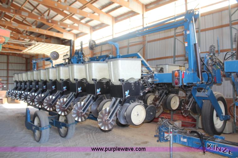image for item H7898 Kinze 2600 12/23 row planter