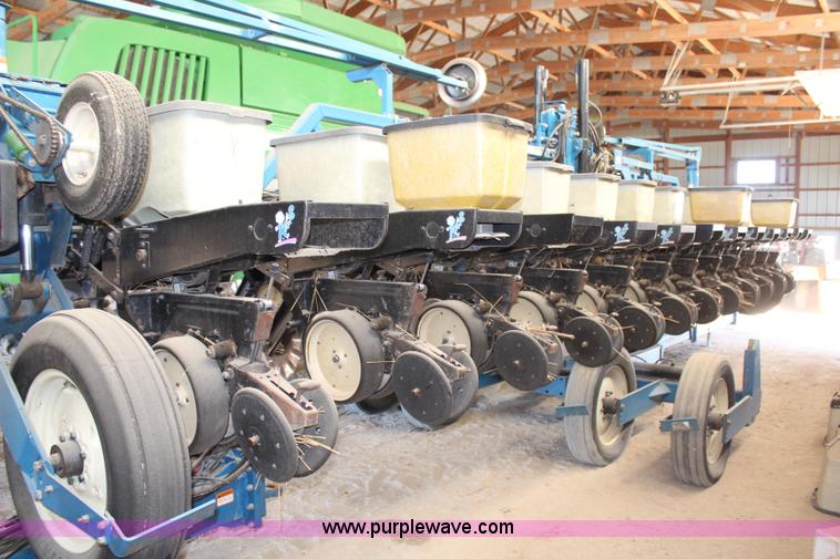image for item H7898 Kinze 2600 12/23 row planter