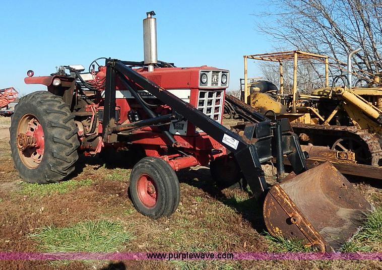 image for item H9509 International Farmall 966 tractor