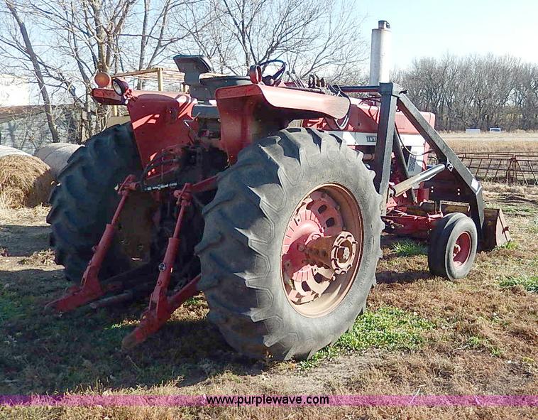 image for item H9509 International Farmall 966 tractor