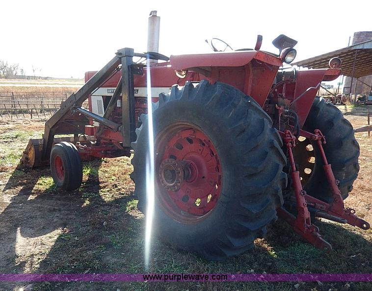 image for item H9509 International Farmall 966 tractor