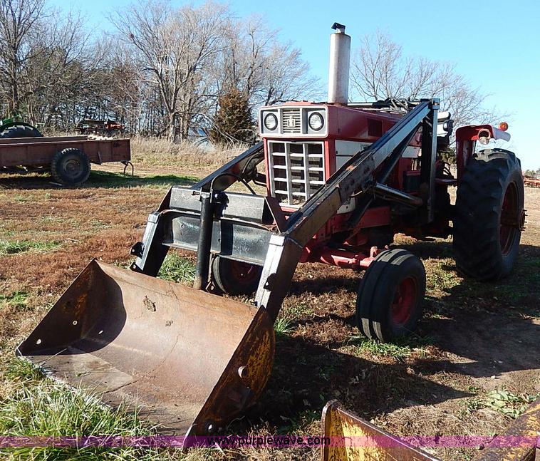 image for item H9509 International Farmall 966 tractor