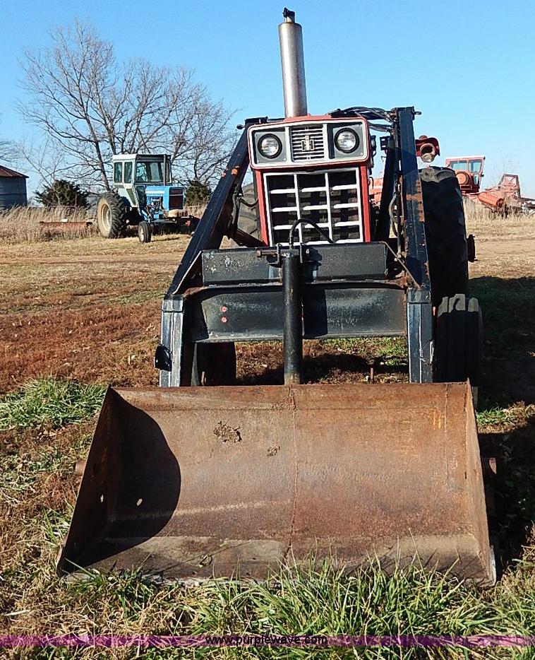 image for item H9509 International Farmall 966 tractor