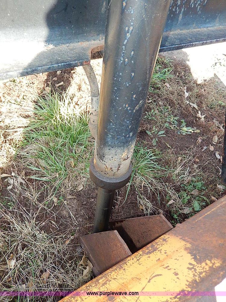 image for item H9509 International Farmall 966 tractor