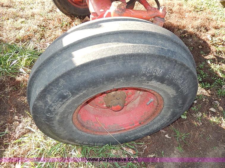 image for item H9509 International Farmall 966 tractor