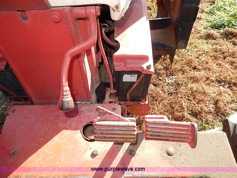 image for item H9509 International Farmall 966 tractor