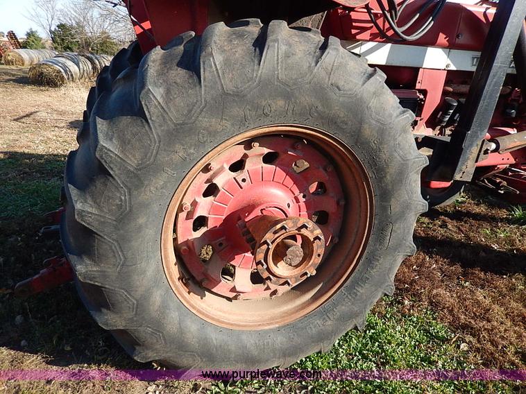 image for item H9509 International Farmall 966 tractor