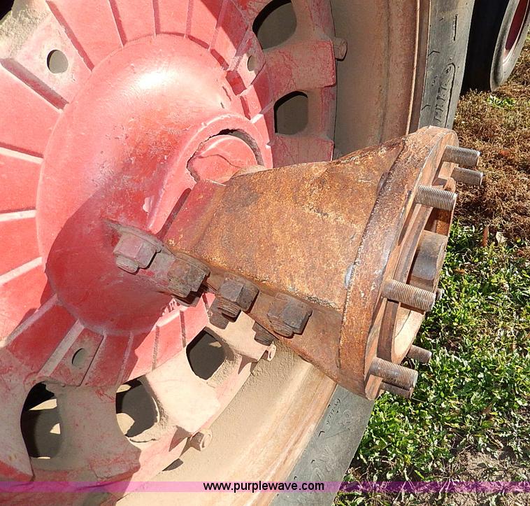 image for item H9509 International Farmall 966 tractor