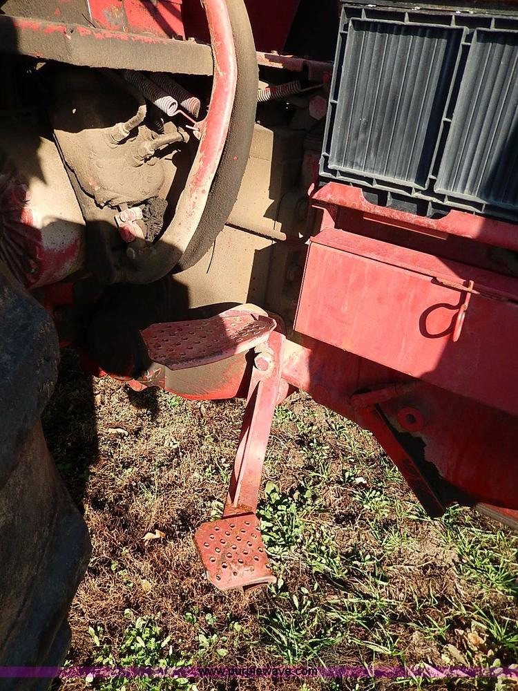 image for item H9509 International Farmall 966 tractor