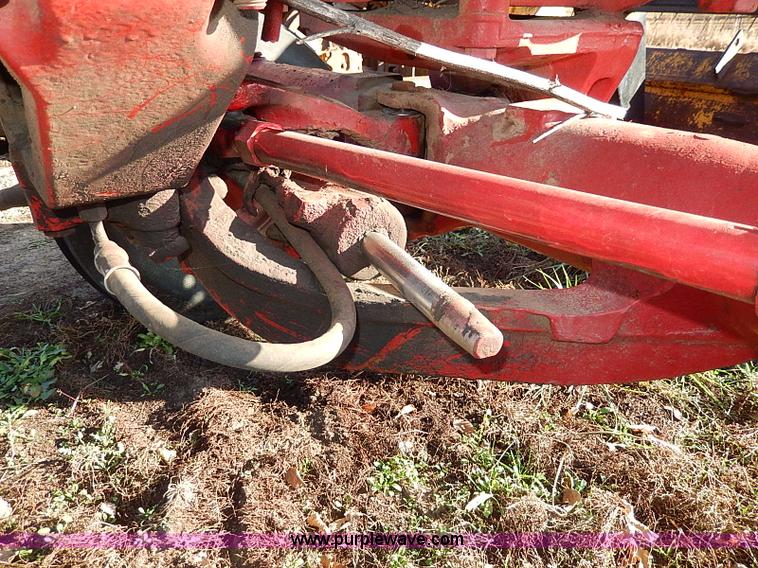 image for item H9509 International Farmall 966 tractor