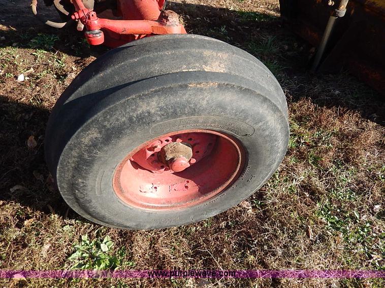 image for item H9509 International Farmall 966 tractor