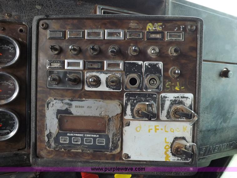 image for item I9248 1996 Kenworth T800 manure spreader truck