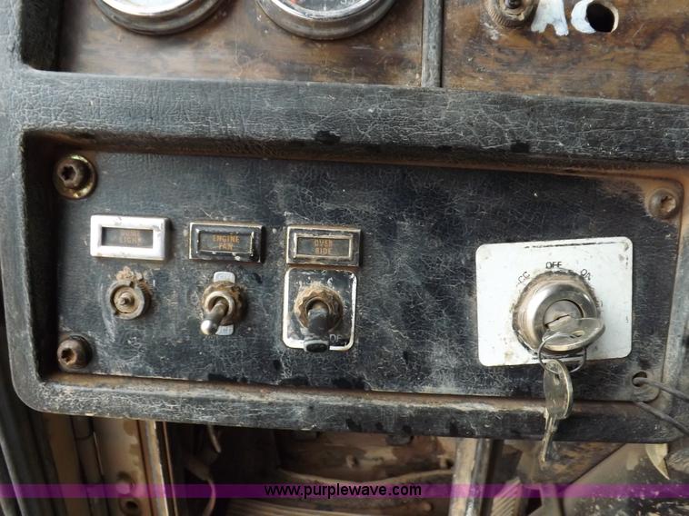 image for item I9248 1996 Kenworth T800 manure spreader truck