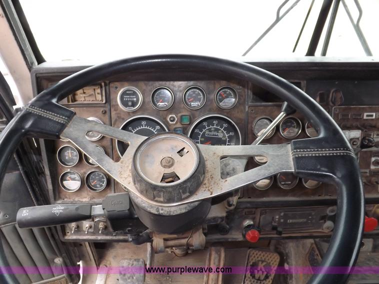 image for item I9250 1992 Kenworth T800 manure spreader truck