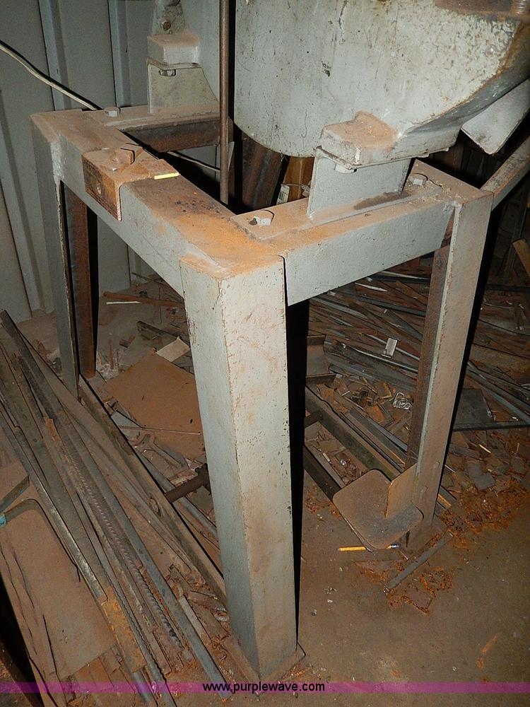 image for item AP9861 Bateman metal shear with stand