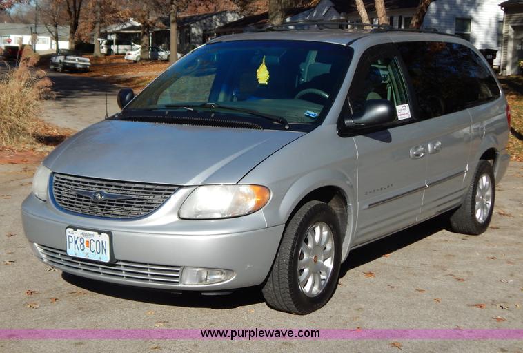image for item B5936 2001 Chrysler Town & Country LXi van