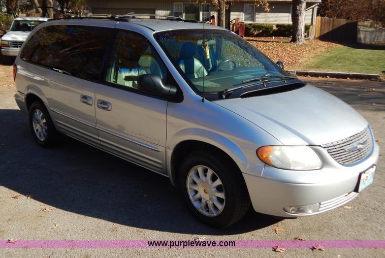 image for item B5936 2001 Chrysler Town & Country LXi van