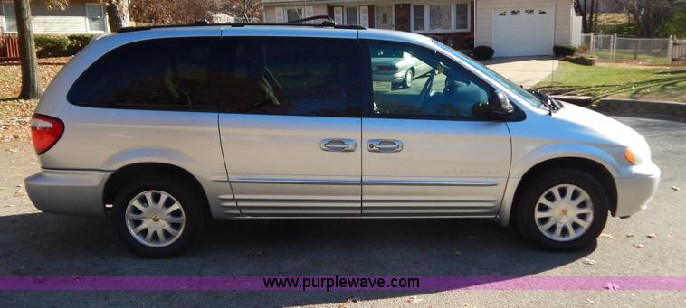 image for item B5936 2001 Chrysler Town & Country LXi van