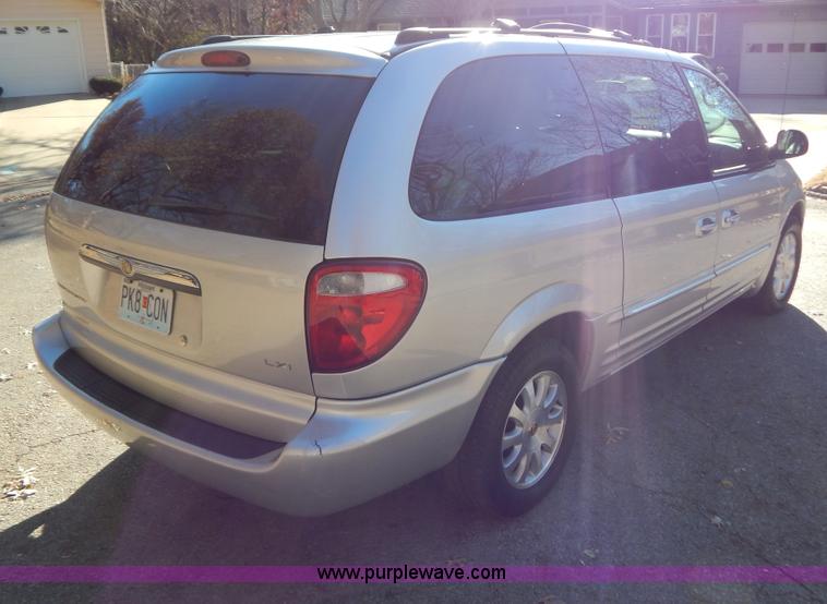 image for item B5936 2001 Chrysler Town & Country LXi van