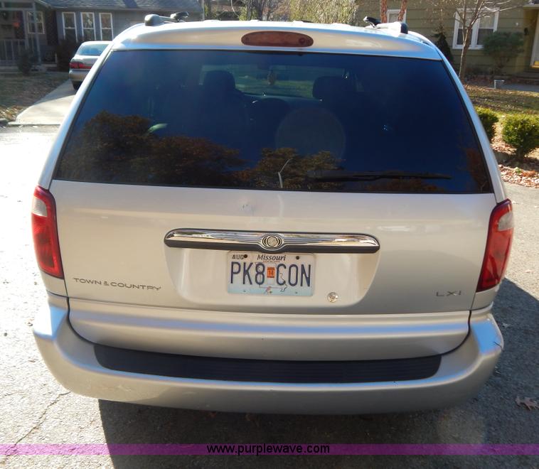 image for item B5936 2001 Chrysler Town & Country LXi van