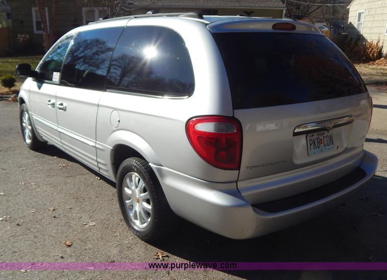 image for item B5936 2001 Chrysler Town & Country LXi van
