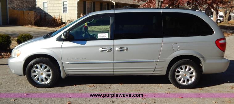 image for item B5936 2001 Chrysler Town & Country LXi van