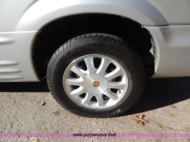 image for item B5936 2001 Chrysler Town & Country LXi van