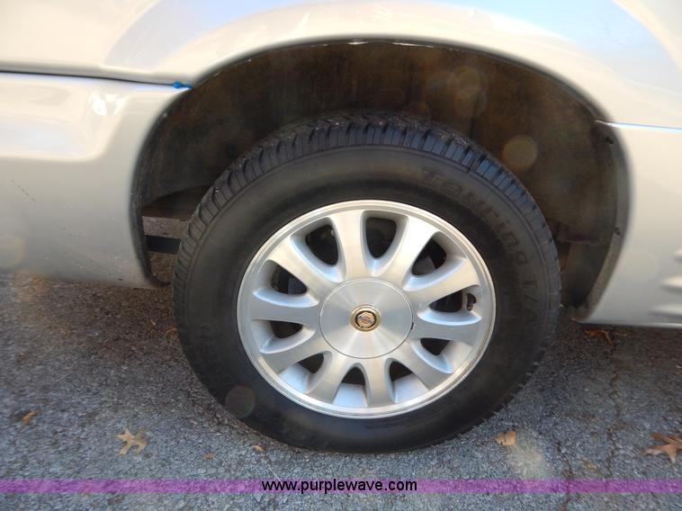 image for item B5936 2001 Chrysler Town & Country LXi van