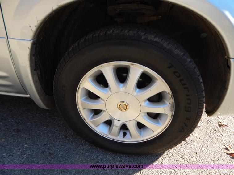image for item B5936 2001 Chrysler Town & Country LXi van