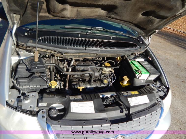 image for item B5936 2001 Chrysler Town & Country LXi van