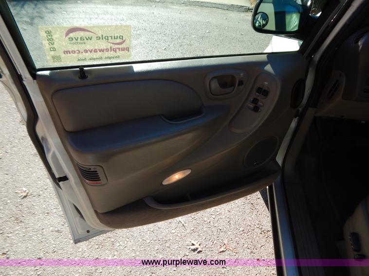 image for item B5936 2001 Chrysler Town & Country LXi van