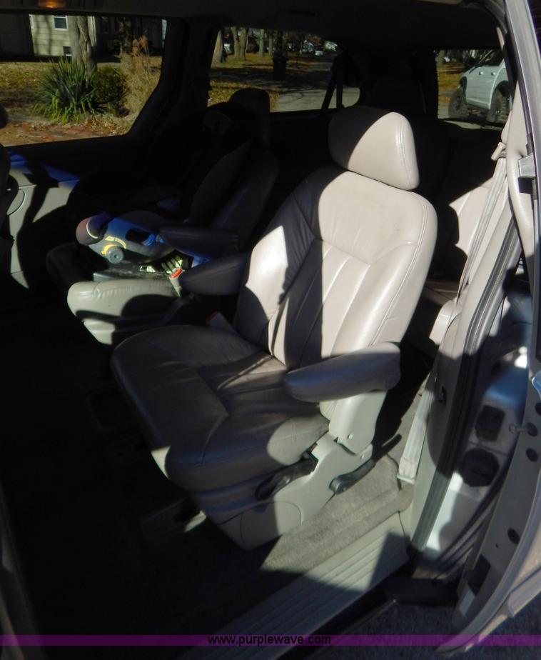 image for item B5936 2001 Chrysler Town & Country LXi van
