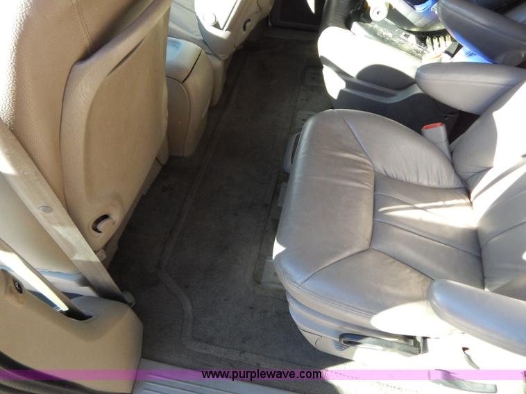 image for item B5936 2001 Chrysler Town & Country LXi van