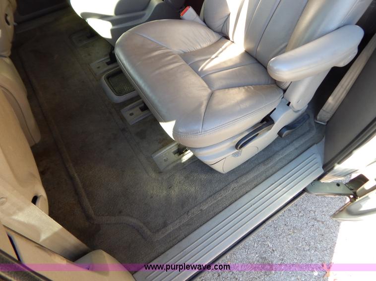 image for item B5936 2001 Chrysler Town & Country LXi van