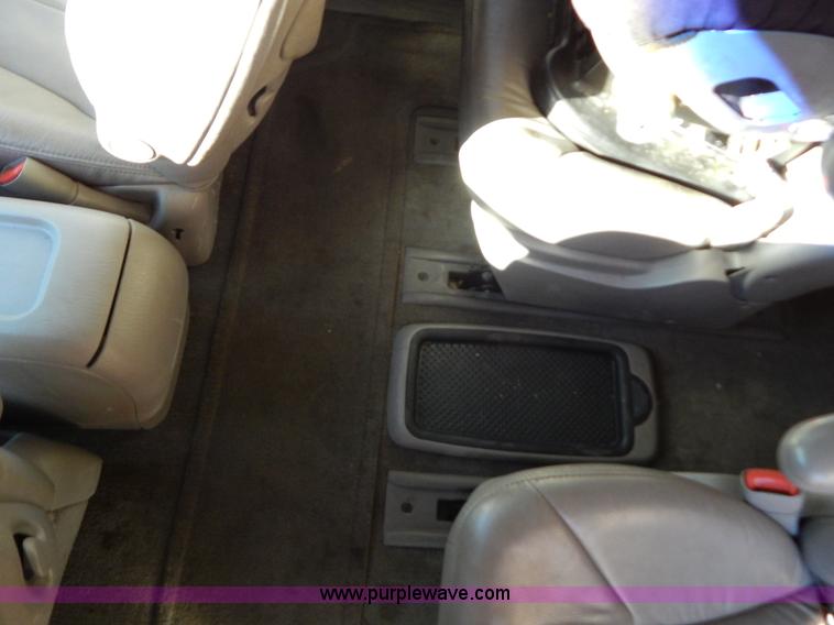 image for item B5936 2001 Chrysler Town & Country LXi van