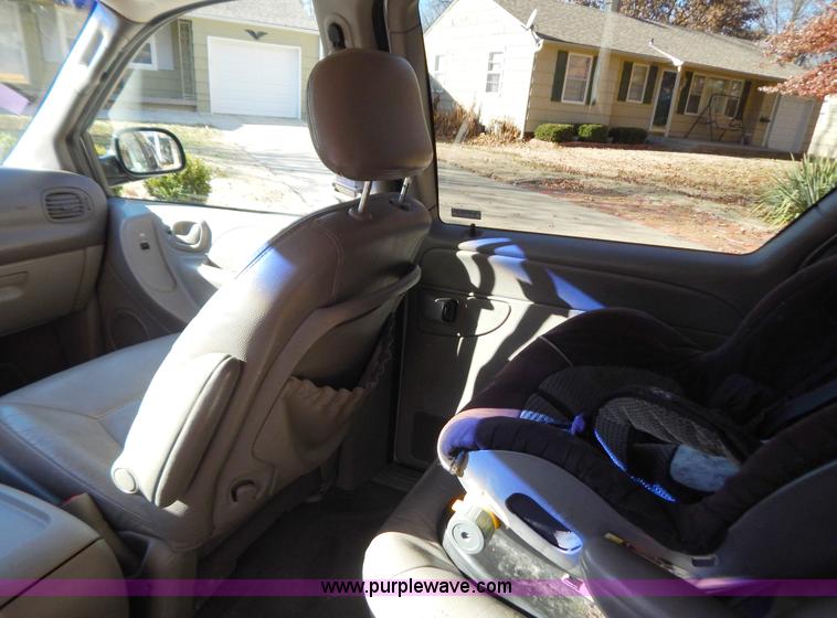 image for item B5936 2001 Chrysler Town & Country LXi van