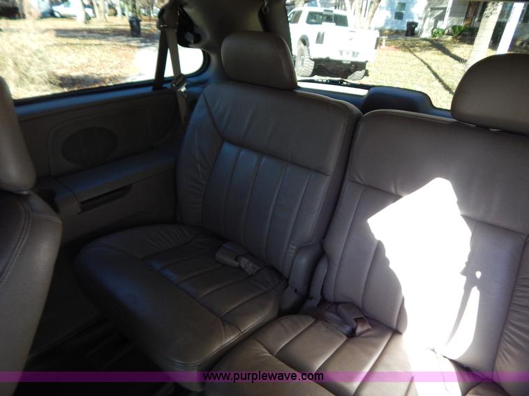 image for item B5936 2001 Chrysler Town & Country LXi van