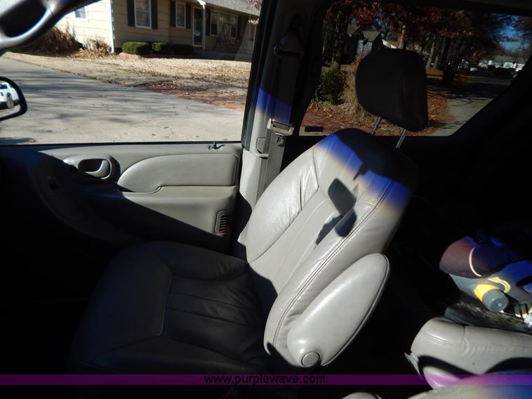 image for item B5936 2001 Chrysler Town & Country LXi van