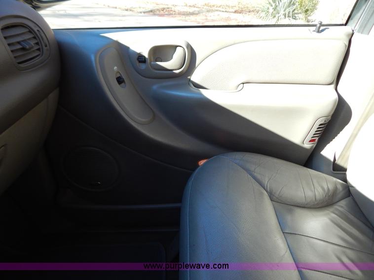 image for item B5936 2001 Chrysler Town & Country LXi van