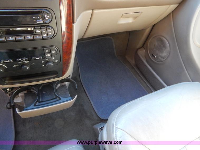 image for item B5936 2001 Chrysler Town & Country LXi van