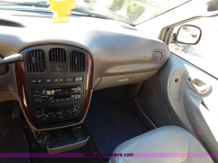 image for item B5936 2001 Chrysler Town & Country LXi van