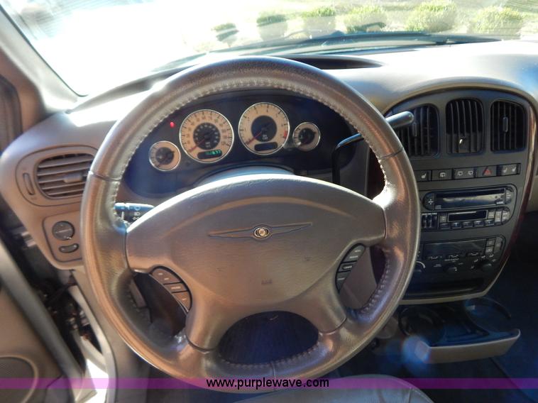 image for item B5936 2001 Chrysler Town & Country LXi van
