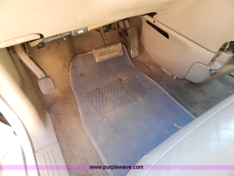 image for item B5936 2001 Chrysler Town & Country LXi van